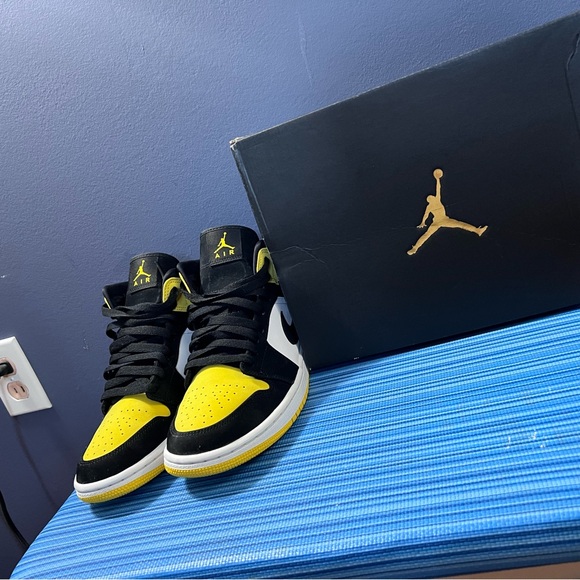 Air Jordan 1 Mid SE Yellow Toe Black Shoes MENS - Picture 4 of 6